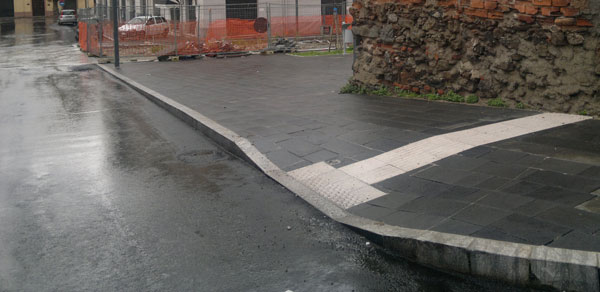 Lamezia: Movimento Cinque Stelle denuncia percorsi sbagliati per non vedenti a piazza Mazzini