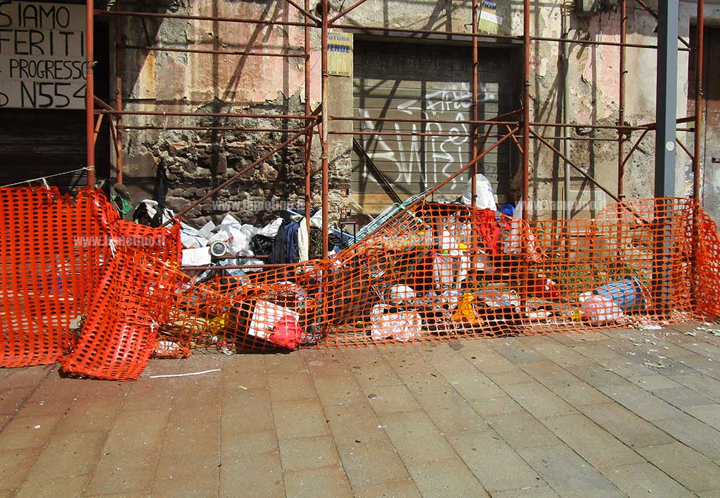  Lamezia, ancora rifiuti e incuria in Piazza Mazzini 