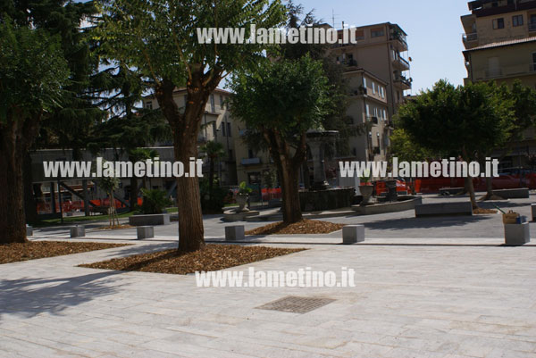 piazza-mazzini-lamezia-sedute-cubiche.jpg