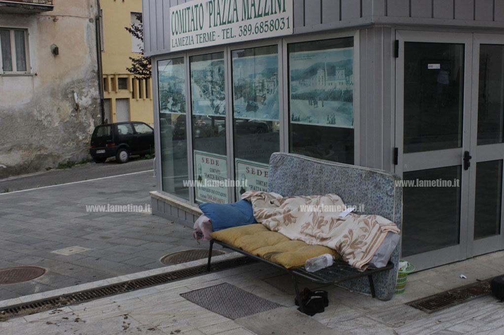 Lamezia, senzatetto in piazza Mazzini: storie di degrado e solitudine