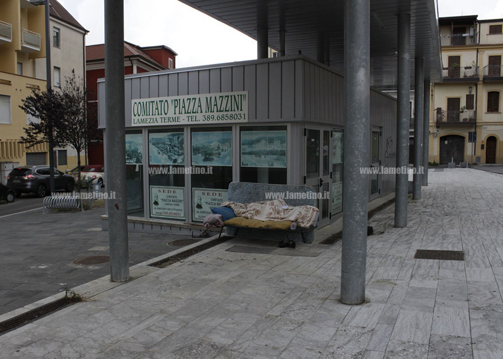 piazza-mazzini_senzatetto_3.jpg