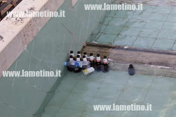 Lamezia: Ancora rifiuti nella fontana di Piazza Mercato Vecchio