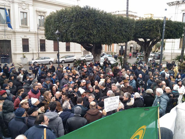 Cittadini in piazza per difendere aeroporto: "Reggio deve volare" 