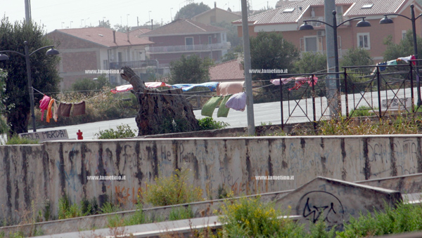 Lamezia: Accampamento nell'area mercatale in via Vercillo