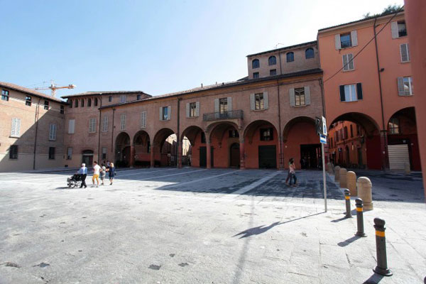 Giovane di Lamezia si masturba davanti bambini a Bologna, ai domiciliari