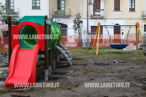 Lamezia: Allestita area giochi in piazza Mazzini, pavimentazione saltata in villetta corso Numistrano
