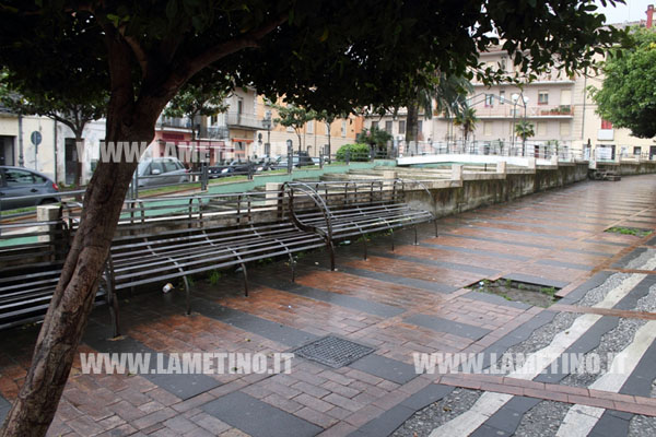 piazza_mercato_vecchio_panchine_tolte.jpg