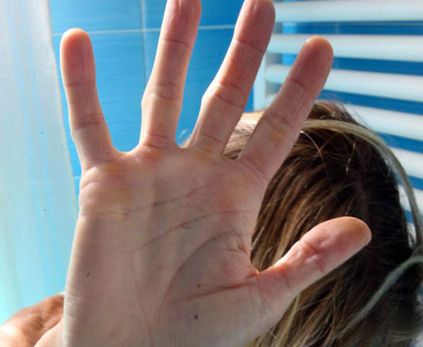 Picchia convivente nel giorno contro violenza donne, un arresto a Mangone