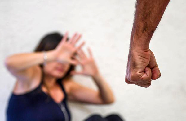 Picchia moglie e tenta di abusarne sessualmente, arrestato 50enne a Crotone