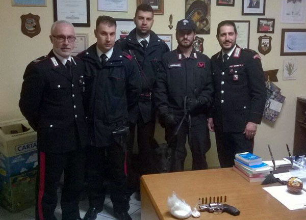 Pistola clandestina e cocaina nascosti in un lido, arresti nel catanzarese