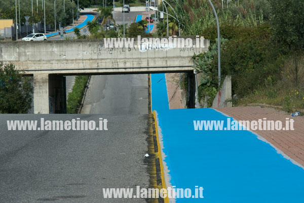 pista-ciclabile-blu-via-de-sensi-sottopassag.jpg