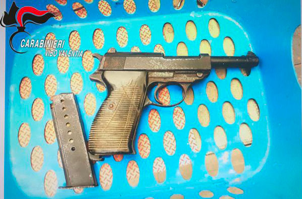 Nascondeva pistola clandestina in uso a tedeschi durante secondo conflitto mondiale, arrestato 45enne a Vibo