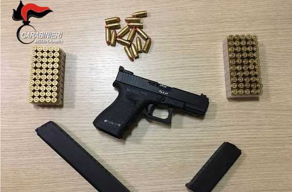 Armi e munizioni nascoste nel bagno di casa, arrestato 46enne a Gioia Tauro