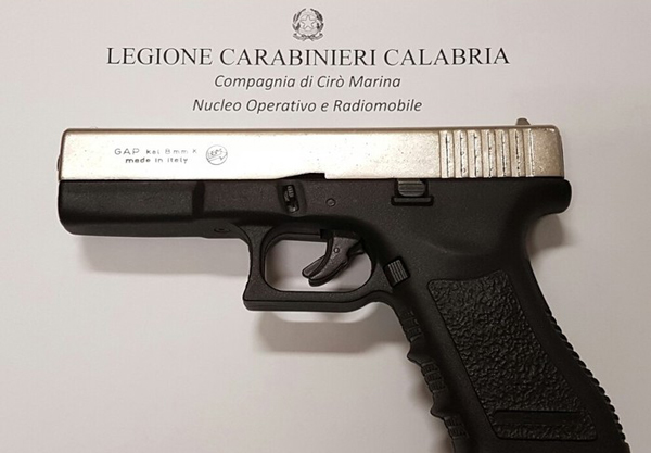 Ubriaco minaccia barista con pistola scacciacani a Cirò Marina, denunciato
