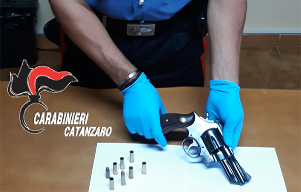 Viaggiava in auto con pistola e munizioni: arrestato un 50enne nel catanzarese