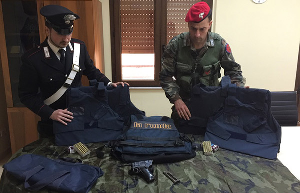 Pistola da guerra nascosta in canale di scolo, arrestato 32enne a Rosarno