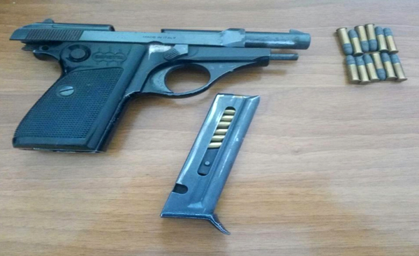 Pistola clandestina in credenza ristorante, un arresto nel reggino
