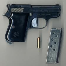 Calabria: Diciottenne ferito mentre maneggia pistola con amici, 4 denunce