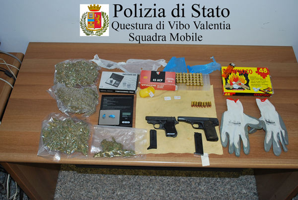 Calabria: nascondeva due pistole e marijuana, arrestato 