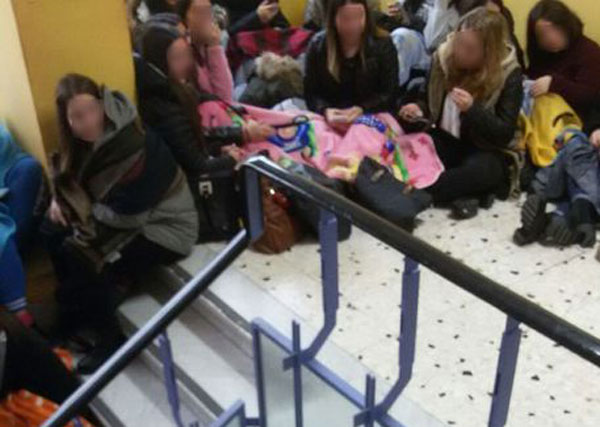 Termosifoni freddi, studenti con piumoni e coperte in liceo a Crotone