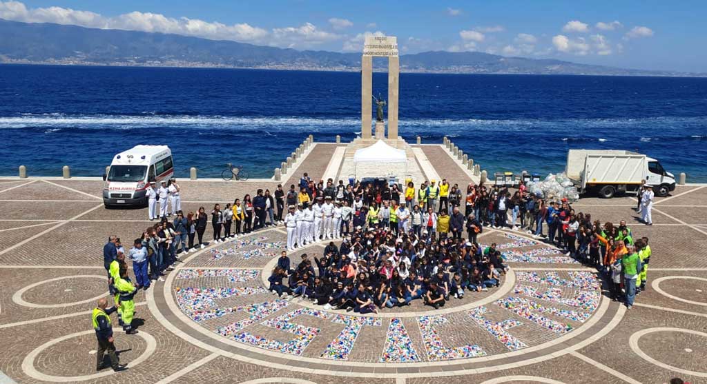 Centinaia di giovani nell'Arena dello Stretto per iniziativa PlasticFreeGc