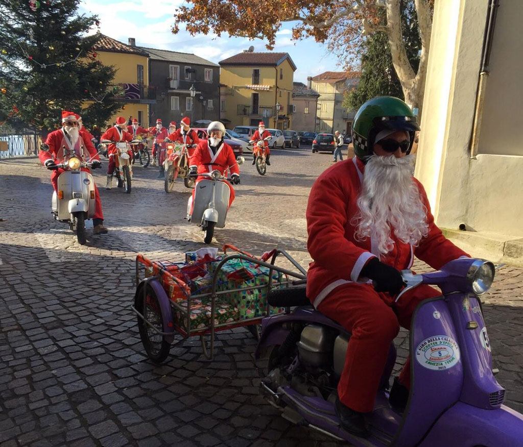 Babbi Natale in moto portano doni ai bambini di Platania