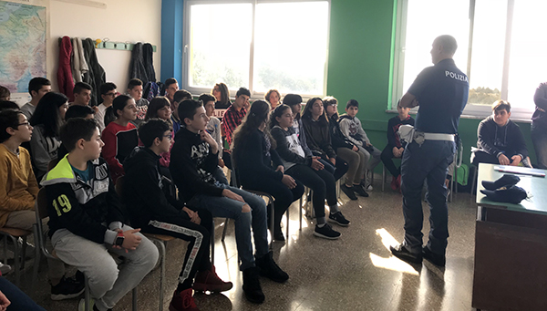 Progetto su sicurezza, polizia ferroviaria incontra studenti a Platania  