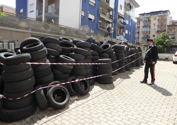 Scoperti in condominio 560 pneumatici fuori uso, due denunce a Cosenza
