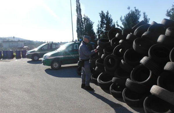 Sequestrati duemila pneumatici fuori uso depositati illegalmente, 4 denunce a Catanzaro