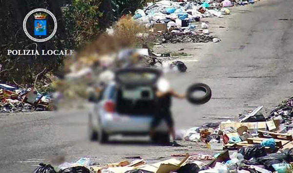 Pneumatici smaltiti su terreno, una denuncia a Reggio Calabria
