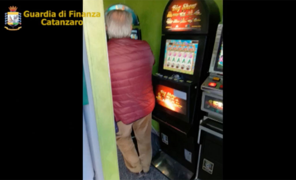 Operazione "Cartellino Rosso": spesa e videopoker in orario di lavoro