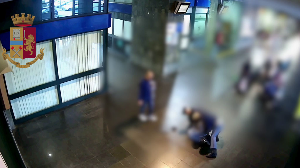 Aggredisce poliziotti alla stazione di Reggio Calabria, arrestato