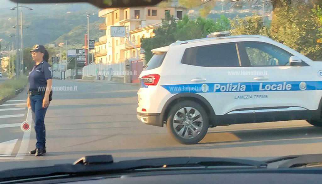 Lamezia, incendio di sterpaglie in via del Progresso: traffico deviato