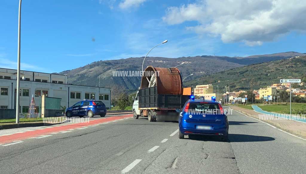 Lamezia, trasportano enorme cisterna e vengono notati e bloccati da polizia locale: 2 arresti per furto