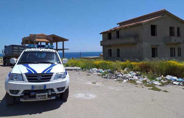 'Ndrangheta, demoliti nel crotonese due immobili abusivi confiscati 
