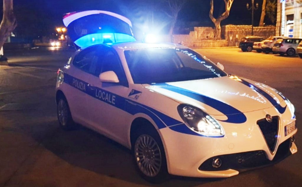 Covid, Polizia locale di Reggio interrompe aperitivo con oltre 10 persone: sanzionati