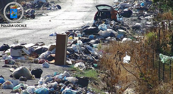 Scarica rifiuti sul suolo pubblico per 60 volte, denunciato a Reggio Calabria 