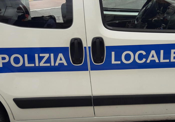 Investe donna a Reggio e fugge, identificato conducente scooter 
