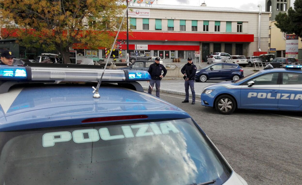 Ruba borsa in centro a Reggio, arrestato 35enne