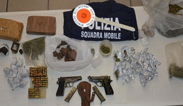 Droga e armi sequestrate a Crotone, arrestato un 19enne 