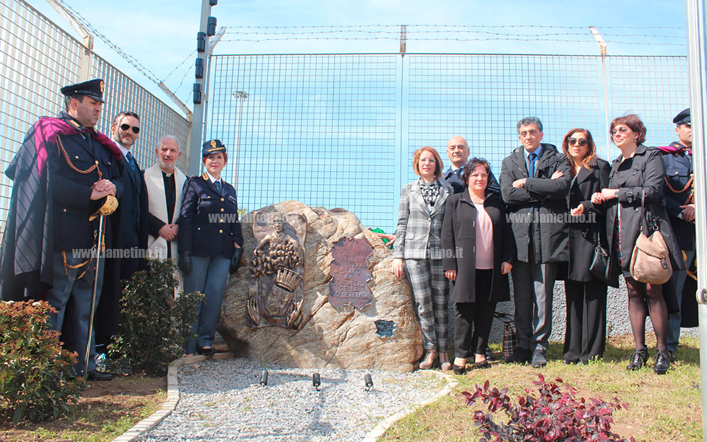 Lamezia, inaugurata scultura “Il poliziotto” all'aeroporto: "Un simbolo per ricordare il sacrificio dei caduti"