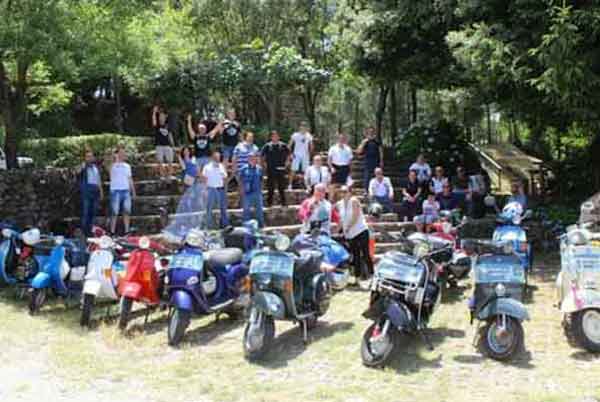 Escursione in moto per il gruppo del Vespa club di Lamezia a Polia