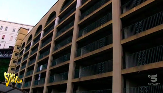 Le telecamere di "Striscia" nei parcheggi abbandonati del Politeama di Catanzaro