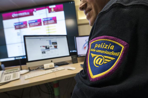 Costringe 12enne a girare video hot e la ricatta, arrestato un cosentino