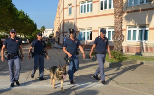 Primo giorno di scuola anche per la Polizia di Stato, a Catanzaro cane “Bruce” trova marijuana in cortile 