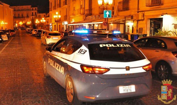 Movida violenta a Lamezia, 18enne aggredito per futili motivi: Polizia identifica e denuncia 4 giovani