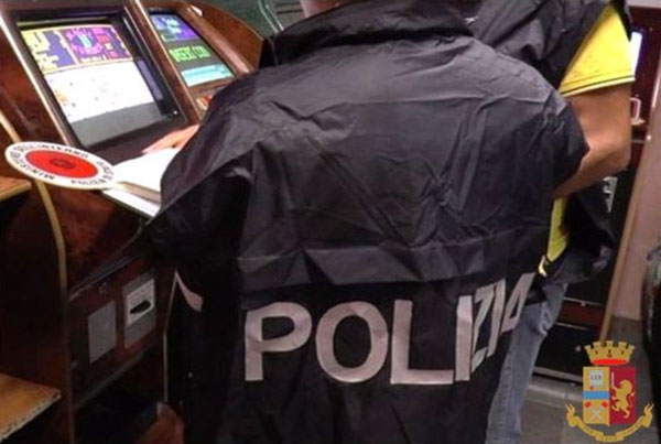 Polizia sequestra 6 slot machine a Catanzaro durante controlli in esercizi commerciali