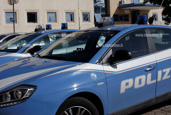 Lamezia, donna tenta suicidio: fermata dalla polizia