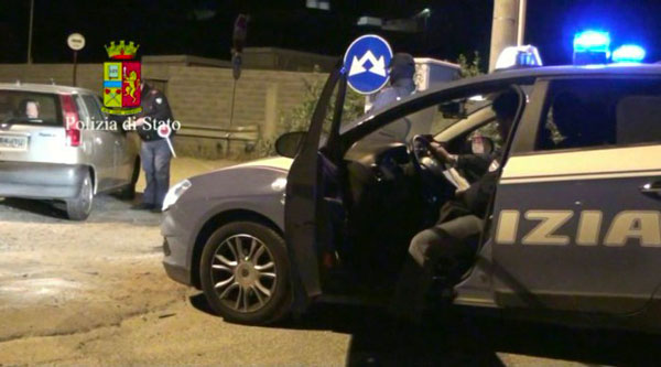 Minaccia di morte moglie e figli con un coltello, arrestato a Cosenza
