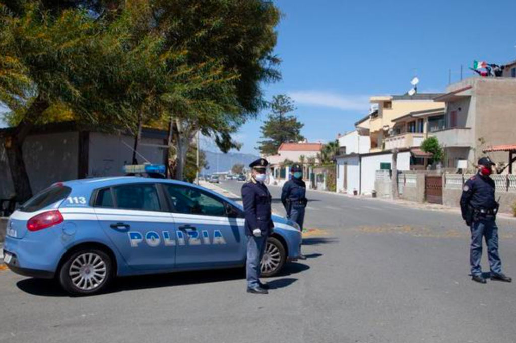 Donna picchiata in casa, arrestati marito e figlio nel reggino